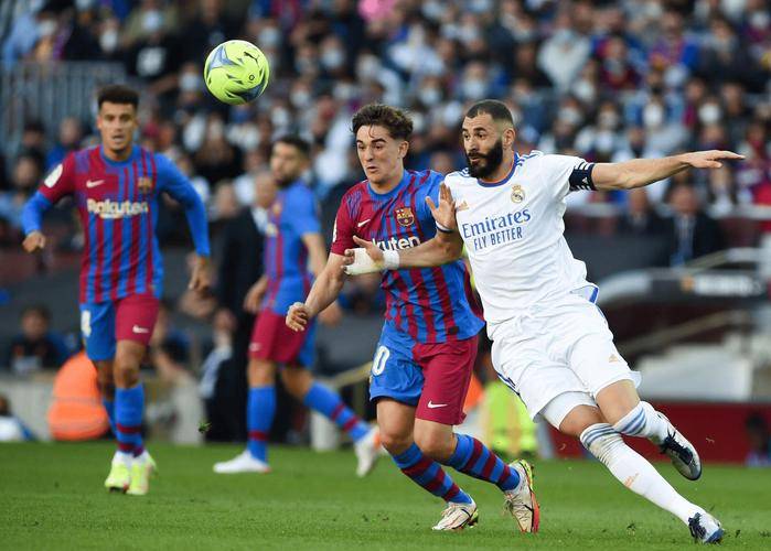 西甲国家德比！巴萨主场捍卫榜首，皇马客场强势争冠